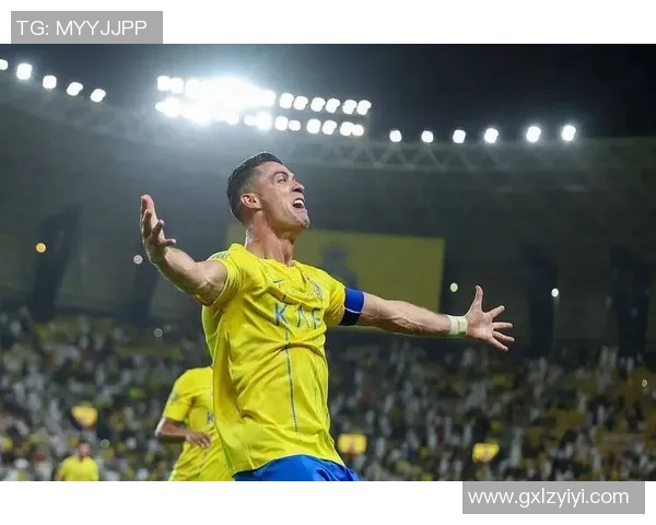 球迷疯狂一幕欧冠赛场上竟有人冲入抢夺C罗球衣 球迷疯狂一幕欧冠赛场上竟有人冲入抢夺C罗球衣